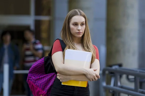 Carla Diaz aparece com novo visual para viver Richthofen nos cinemas