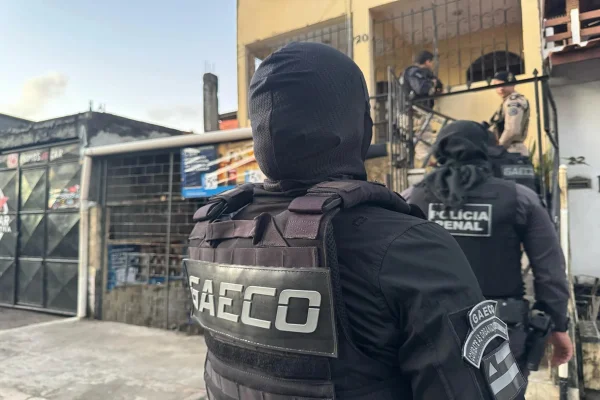 Imagem colorida de operação policial na Bahia - Metrópoles