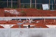 Canteiro de obras da Piscina de Ondas, no Parque da Cidade, ficou praticamente sem atividade durante visita da reportagem Canteiro de obras da Piscina de Ondas, no Parque da Cidade, ficou praticamente sem atividade durante visita da reportagem
