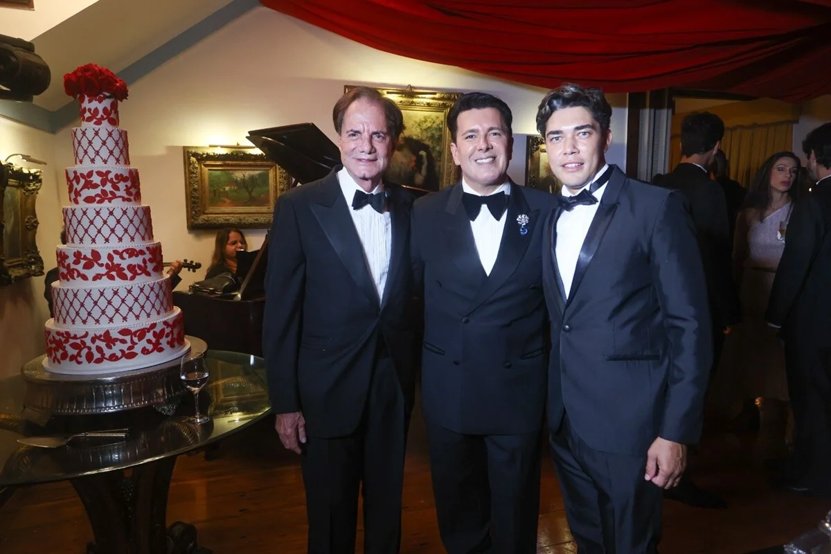 Saiba os bafos do festão de aniversário de André Ramos
Saiba os bafos do festão de aniversário de André Ramos
