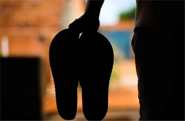 Menino do interior de SP pede chinelo para celebrar o natal com irmãos