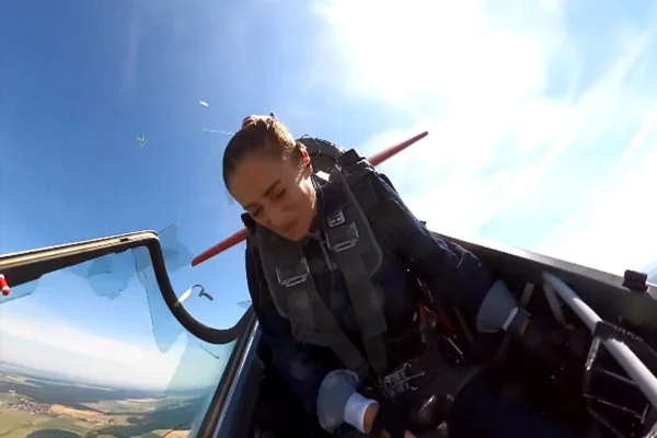 Imagem colorida de piloto que fez pouso de emergência após cobertura de avião abrir - Metrópoles