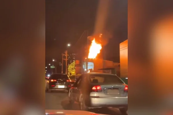 Imagem colorida mostra incêndio em motel da zona leste de SP. Metrópoles