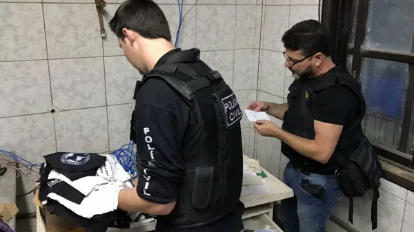 Grupo anarquista que atacou sedes policiais é alvo de operação no RS
