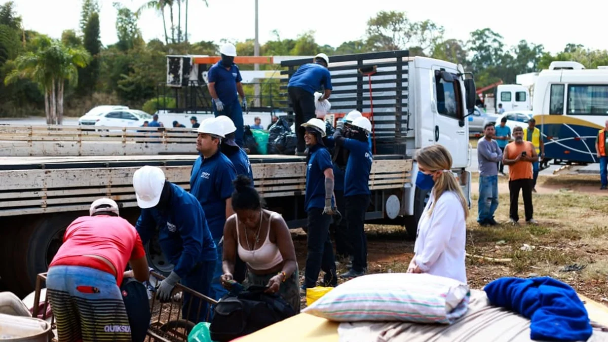 GDF remove barracas e atende pessoas em situação de rua na 611 Norte