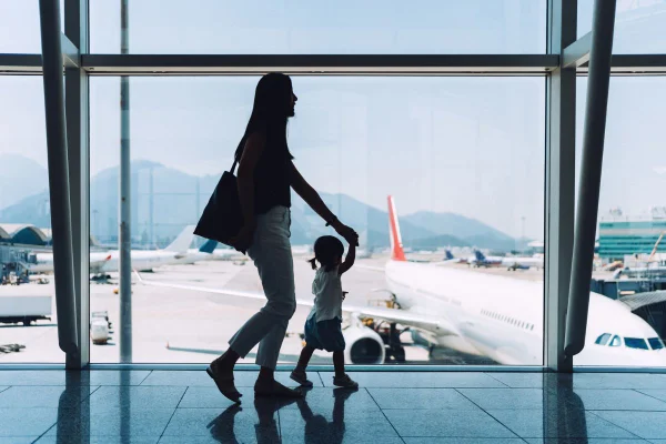mulher segurando uma criança no aeroporto
