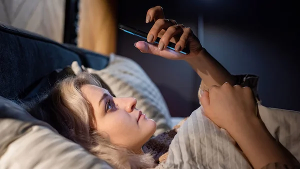 Sono: especialista alerta sobre os perigos de usar smartphone à noite