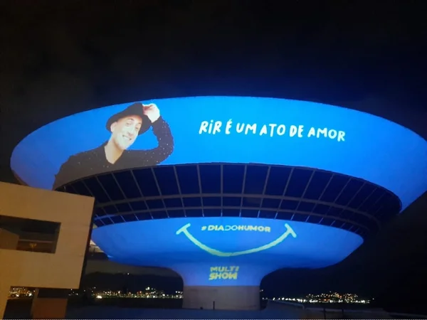 Paulo Gustavo é homenageado com projeção no MAC Niterói