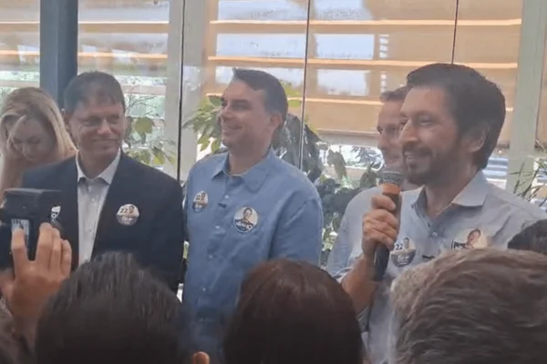 Imagem colorida de Ricardo Nunes ao lado de Tarcísio de Freitas e Flávio Bolsonaro - Metrópoles