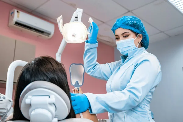 Fotografia colorida mostrando dentista em atendimento-Metrópoles