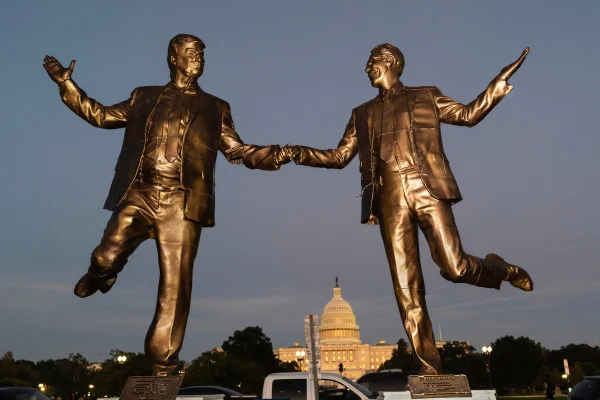 Imagem colorida mostra estátua de Trump e Epstein - Metrópoles