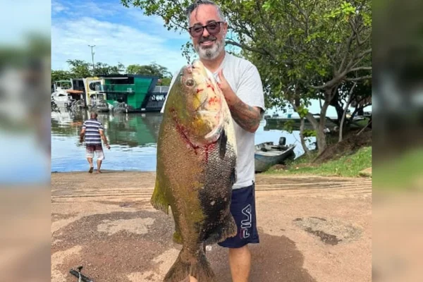 Imagem colorida mostra tambaqui pescado em lago de palmas pescador - Metrópoles
