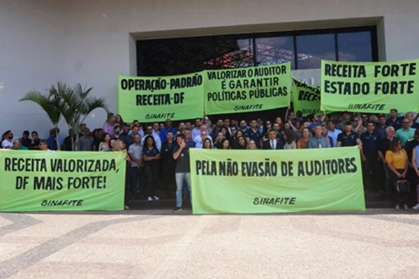 Auditores fiscais da receita do DF entram em operação padrão e entregam cargos