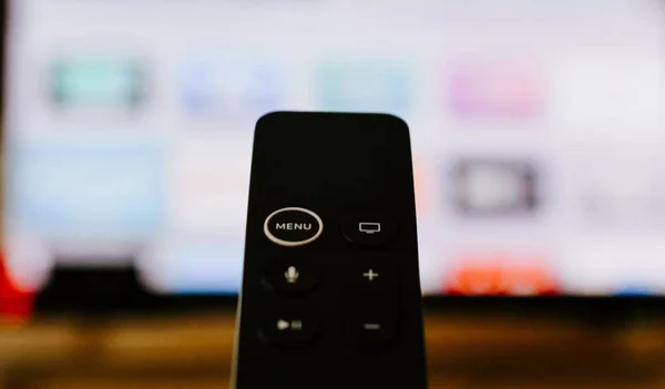 Controle Remoto apontando pra uma TV cheia de opções - Metrópoles