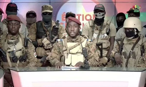 Imagem colorida mostra militares golpistas de Burkina Faso lendo um comunicado na TV do país - Metrópoles