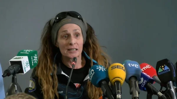 Espanhola deixa caverna onde se isolou por 500 dias: “Foi excelente”