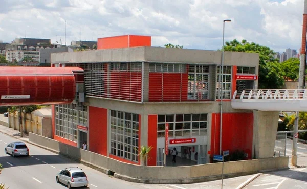 Estação de trem com dois andares tem passarelas dos lados esquerdo e direito e fachada pintada de vermelho - Metrópoles