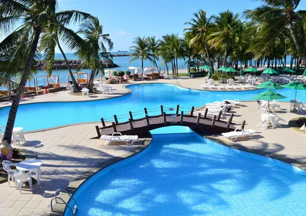 piscina de hotel à beira-mar em fortaleza