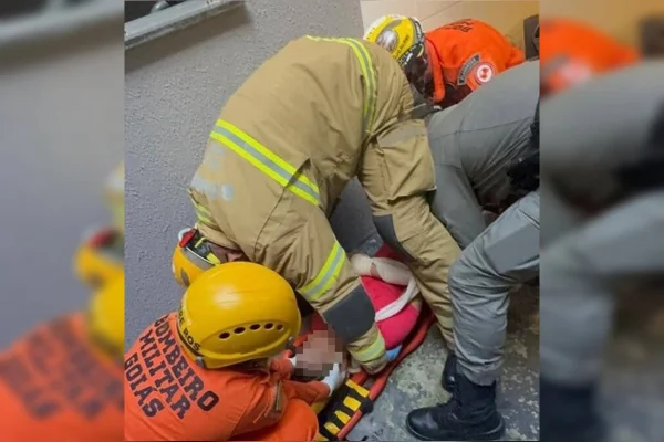 Mulher cai do 3º andar no Entorno do DF e marido é preso após fuga