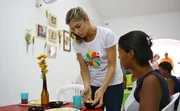 No Dia Nacional do Voluntariado, Grazi se emocionou ao servir café da manhã e dar uma palavra de conforto para as pessoas que são auxiliadas pelo projeto