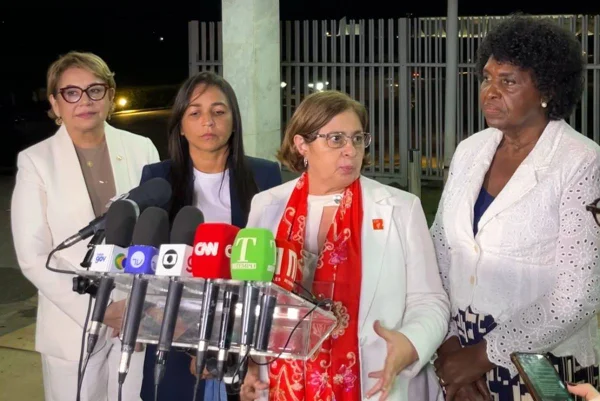 Cida Gonçalves e parlamentares na saída do Palácio da Alvorada - Metrópoles