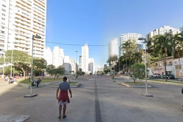 Imagem colorida mostra Praça Franklin Roosevelt, na região central de São Paulo. O local tem piso de cimento e muitos prédios ao redor - Metrópoles