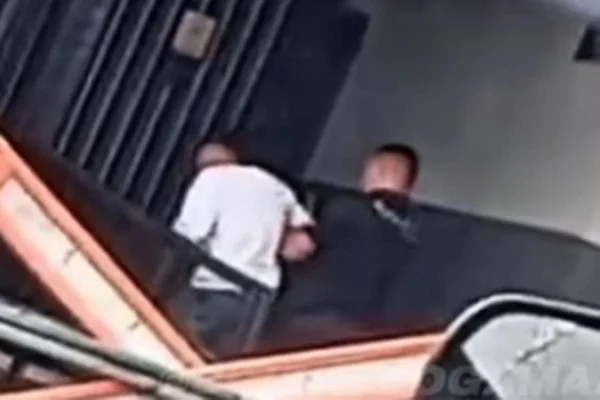 Policial penal agride detento com tapa no rosto em frente ao CPP