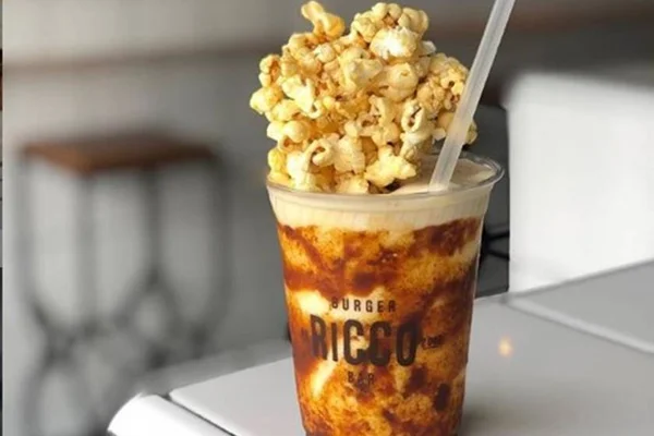 Ricco Burger lança milkshake de pipoca doce