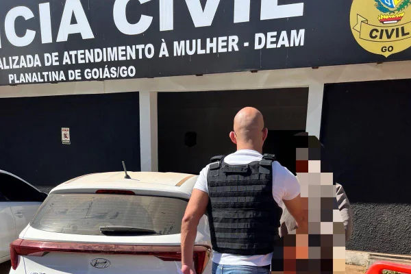 Policial e adolescente - Metrópoles