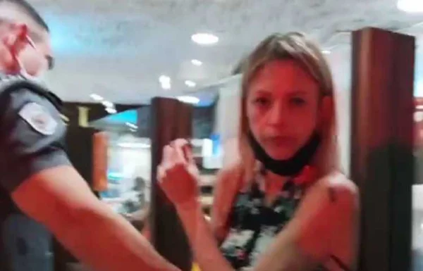 Homofobia: mulher xinga e bate em rapazes em padaria de SP