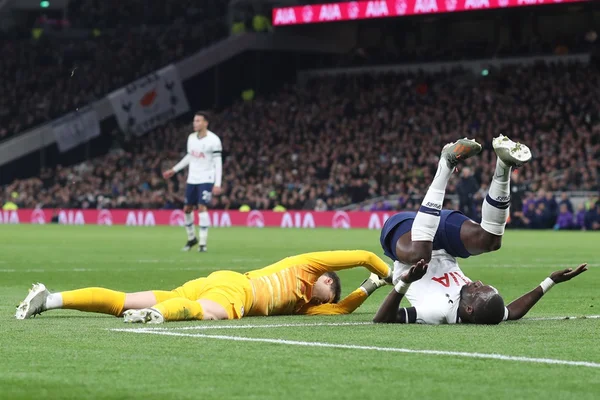 Tottenham suspende torcedor que atirou copo no goleiro Kepa