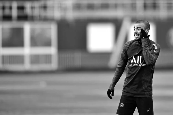 Rafinha estreia com assistência, Mbappé faz dois, PSG goleia e dorme líder