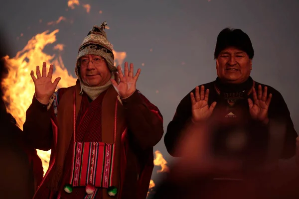 Imagem colorida mostra Luis Arce e Evo Morales - Metrópoles
