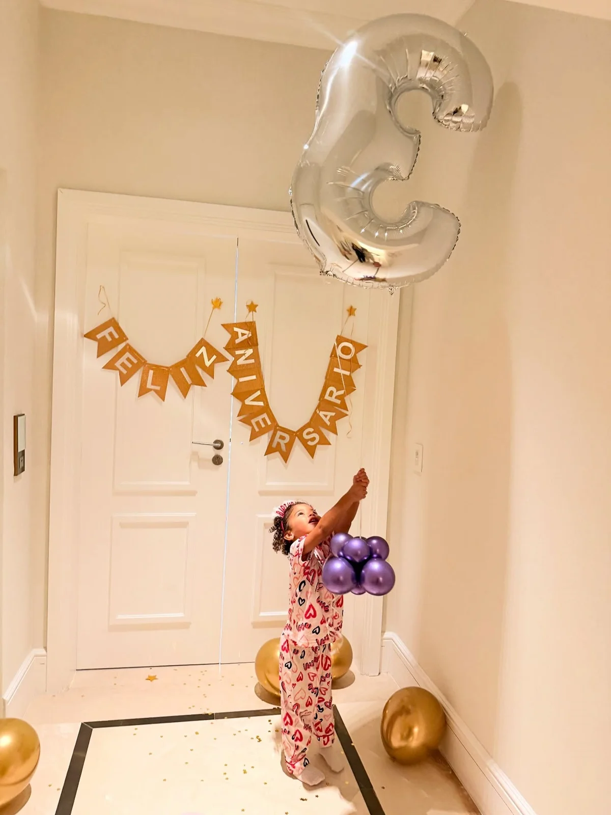 Mavie, filha de Bruna Biancardi e Neymar, é cliclada em meio à decoração da comemoração Mavie, filha de Bruna Biancardi e Neymar, é cliclada em meio à decoração da comemoração