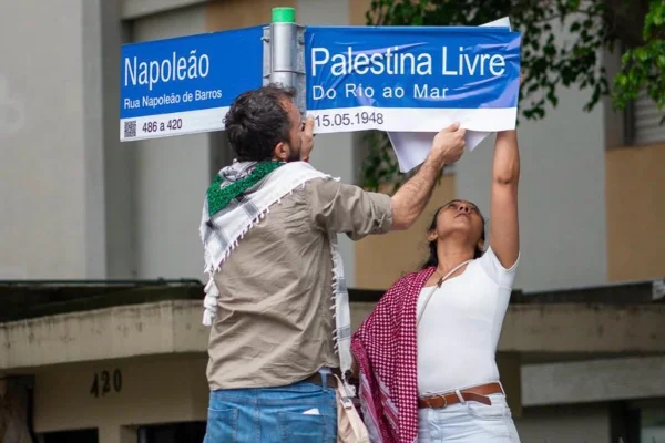 Thiago Ávila altera a placa