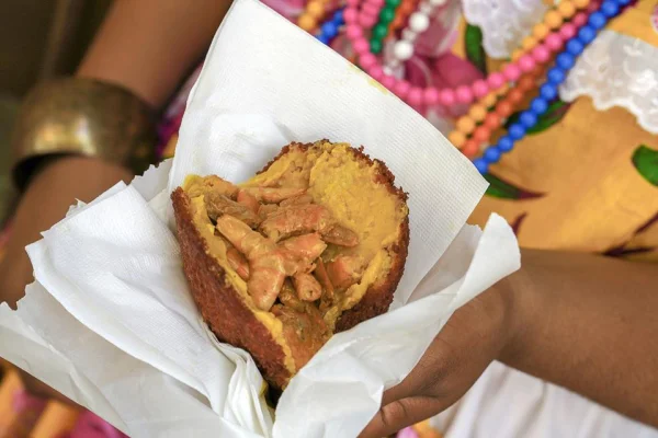 Foto colorida de um bolinho de acarajé - Metrópoles