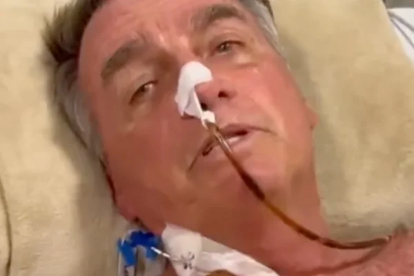 O ex-presidente Jair Bolsonaro PL permanece internado na Unidade de Terapia Intensiva (UTI) do Hospital DF Star, em Brasília, após uma cirurgia - metrópoles