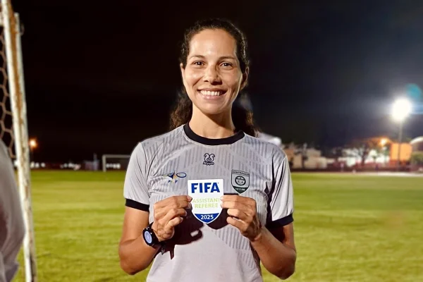 Leila Cruz recebe novo escudo da FIFA com homenagem de árbitros do DF