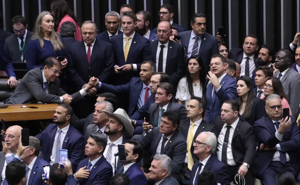 Oposição fará obstrução e ameaça Orçamento se anistia não for pautada