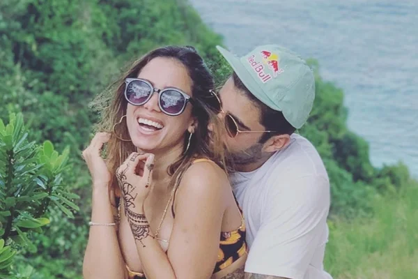 Saudade? Longe da namorada, Pedro Scooby chora em show de Anitta