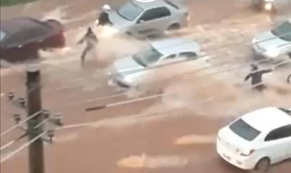 Chuva forte arrasta motociclista em avenida do DF. Veja vídeo