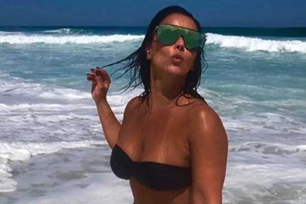 De biquíni fio-dental, Viviane Araújo leva tombo no mar
