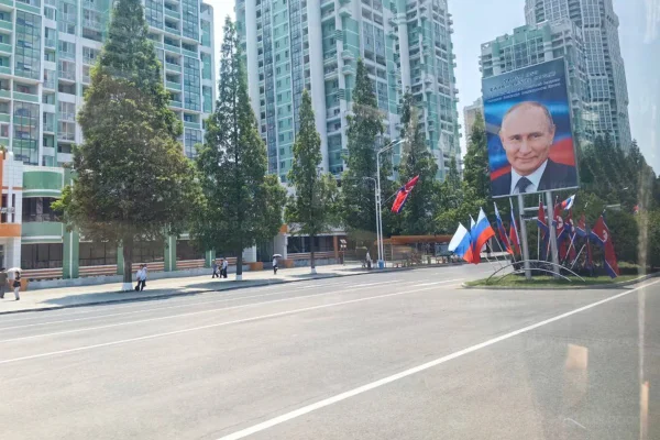 Putin aparece em pôster nas ruas de Pyongyang