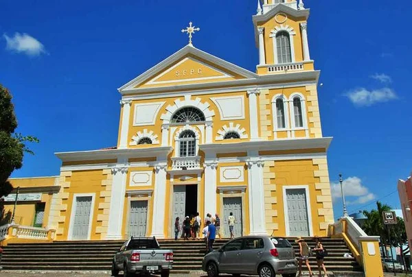 Imagem colorida de uma igreja amarela - Matrópoles