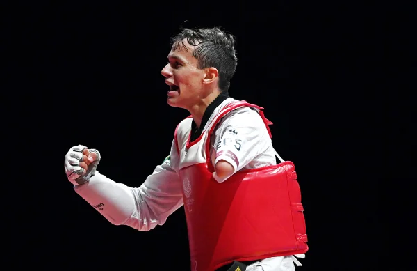 Nathan Torquato conquista ouro na estreia do tae kwon do na Paralimpíada