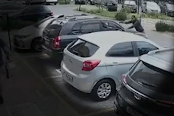 Imagem colorida mostra o momento em que policial tenta abordar foragido. Metrópoles