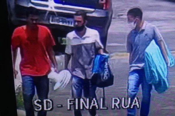 homens andando