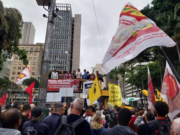 imagem colorida mostra protesto de professores contra a chamada PEC do manejo- Metrópoles
