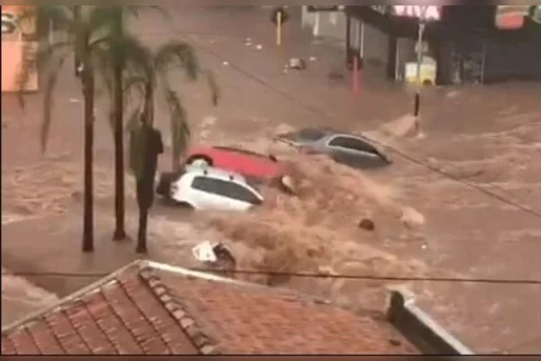 Na imagem colorida, transportes estão submersos em água
