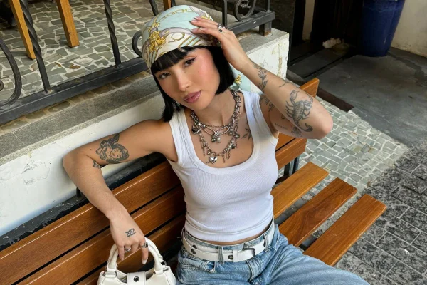 Na imagem com cor, foto de influencer com lenço compondo o look - metrópoles